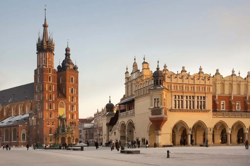 Церковь Святой Марии и Ткань Зала на главной рыночной площади (Rynek Glowny) в городе Краков в Польше