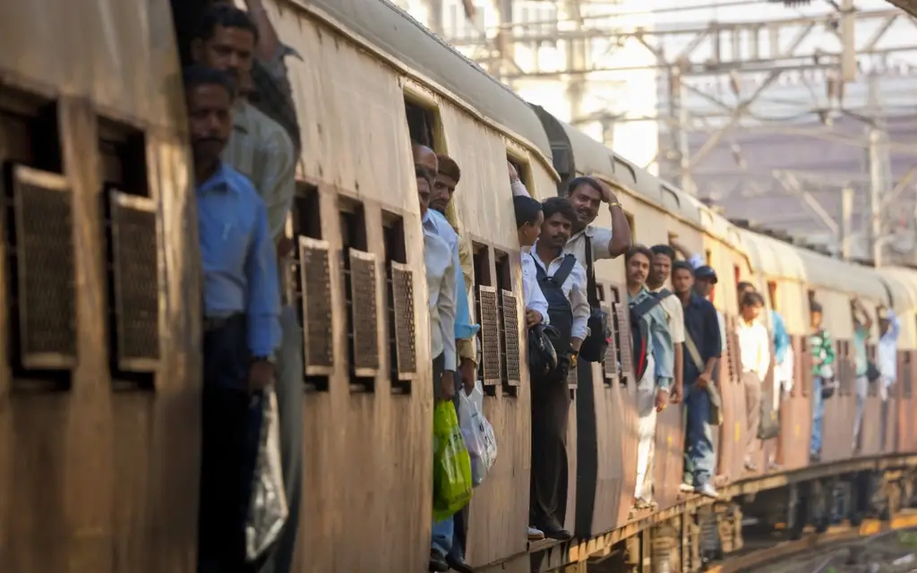 Пригородная железная дорога Мумбаи, Индия