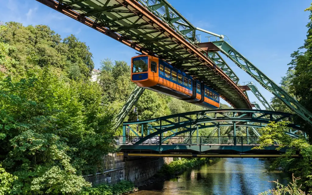 20 альтернативных поездок на работу: плавучий трамвай Schwebahn в Вуппертале, Германия