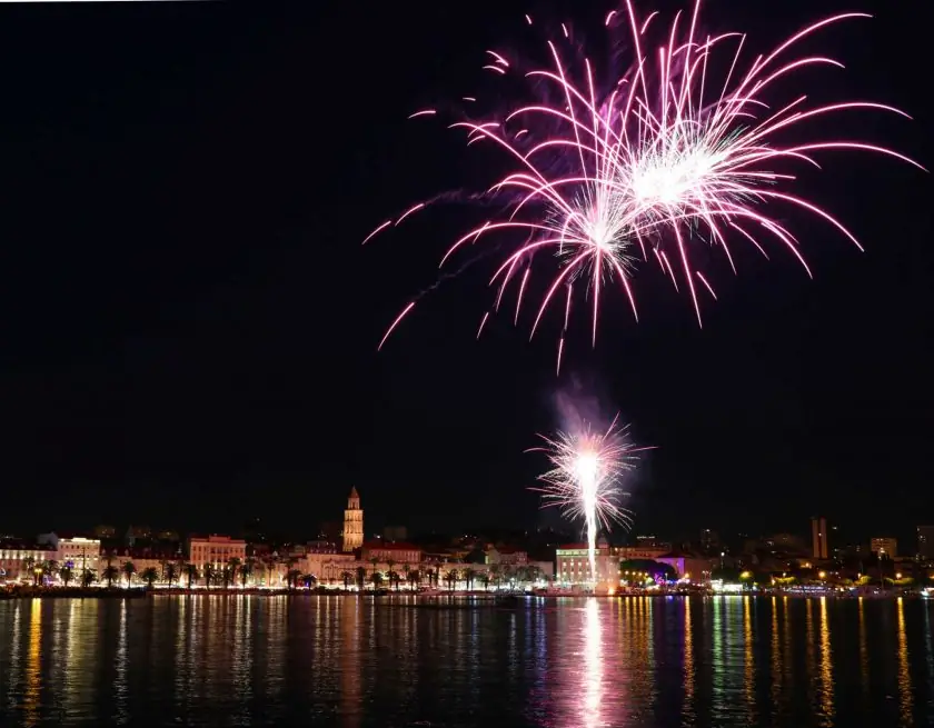 Сплит или Дубровник: куда идти первым? Сплит ночью, фейерверк на день покровителя города, ул. Доминус, Св. Дуйе - Далмация, Хорватия