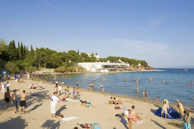 Хорватия, побережье Далмации, Сплит, Бачвице, люди на песчаном пляже