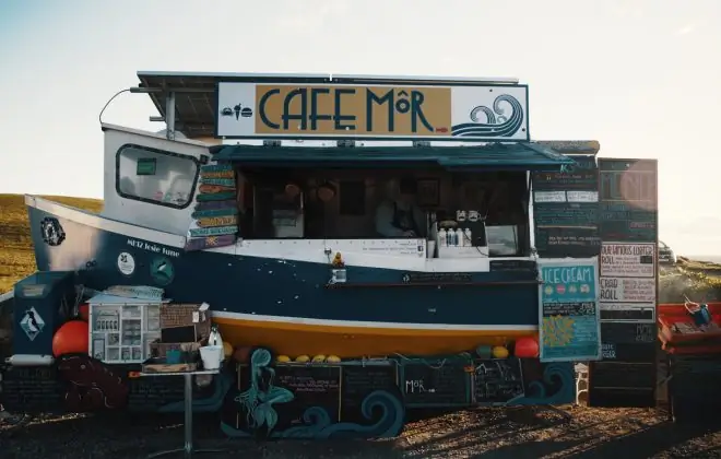 Видео: Прогулка по тропинке побережья Уэльса