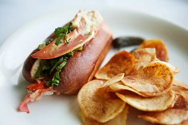 Lobster roll, Chebeague Island Inn - лучший лобстер в штате Мэн Lobster roll, Chebeague Island Inn - лучший лобстер в штате Мэн