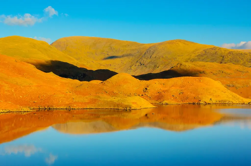 Easedale Tarn, глядя в сторону Fairfield, Озерный край, Англия, Великобритания