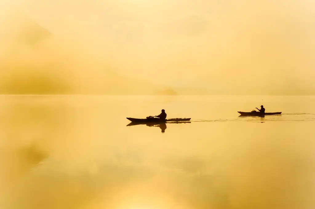Kayakers на озере Уллсвотер, Озерный край, Англия - Джон Спаркс