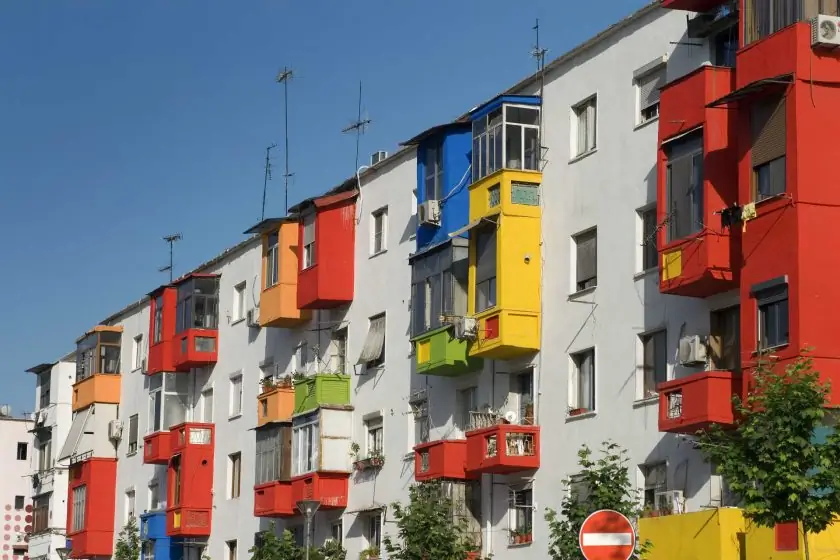 Красочные здания в Тиране, Албании