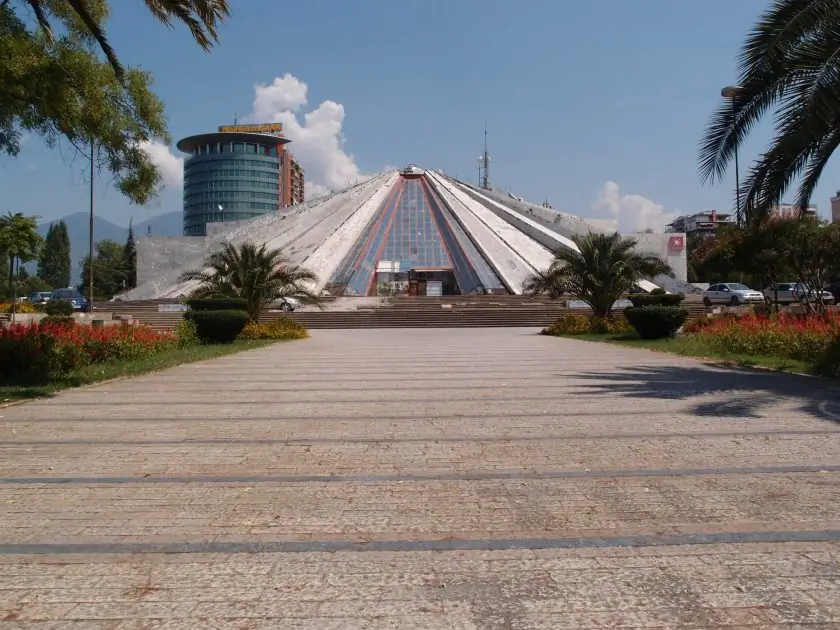 10 причин, почему вам нужно посетить Тирану: Пирамида, Тирана, Албания