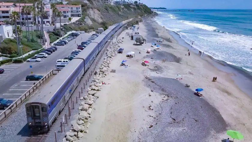 12 советов по путешествию на поезде в США: Surfliner Train Station в Южной Калифорнии, США