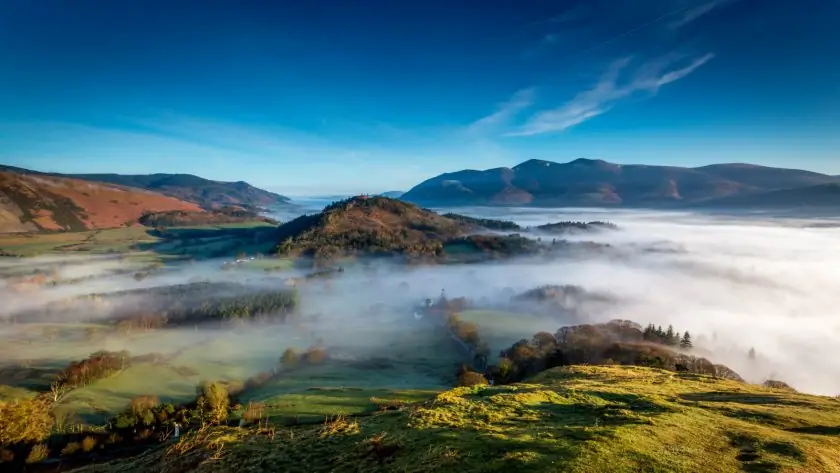 9 из лучших автомобильных поездок в Европе: вид со стороны Catbells в сторону Skiddaw в Озерном крае, Камбрия, Англия