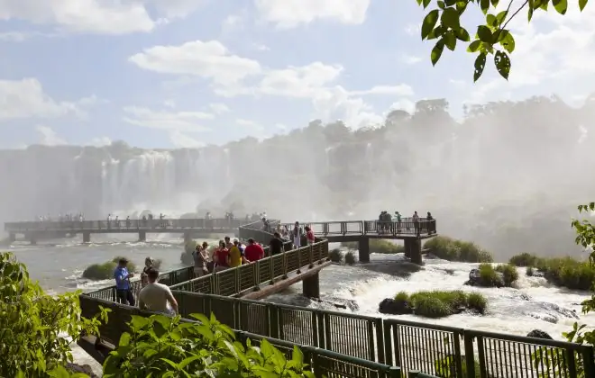 Храброе горло дьявола на водопаде Игуасу