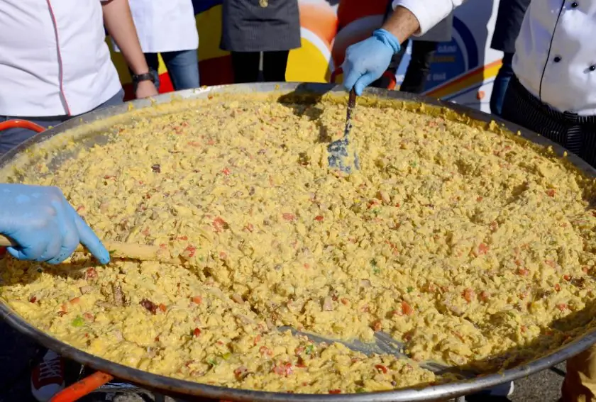 Кулинарный фестиваль Giant Omelette Festival