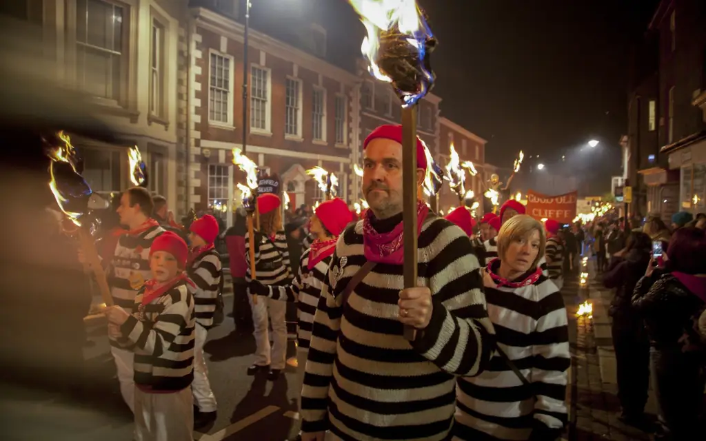 Подожгли город в Льюисе, Англия