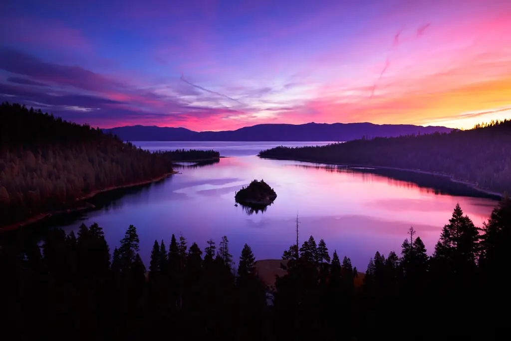 Восход солнца в Emerald Bay, озеро Тахо, США