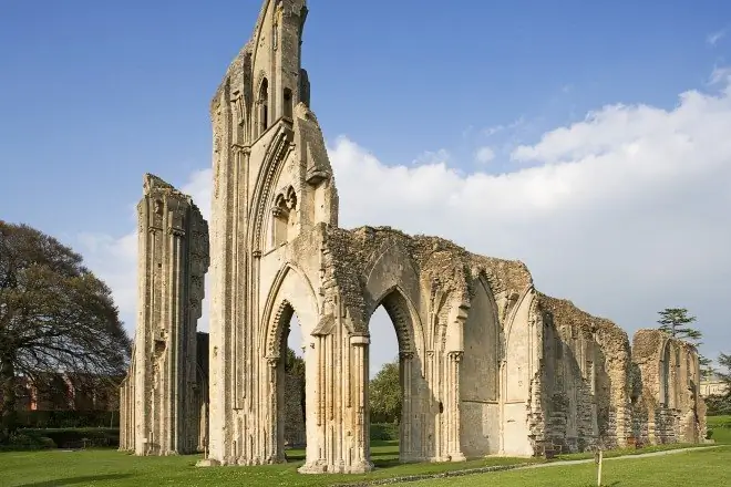 Руины аббатства Гластонбери, Сомерсет, Англия, Великобритания