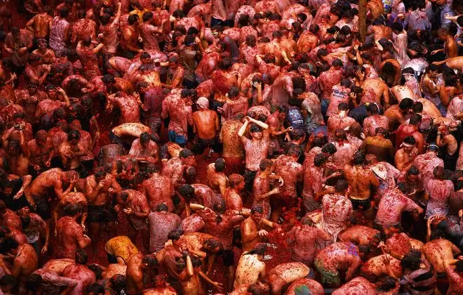 Окраска города красным в Ла Томатина в Испании