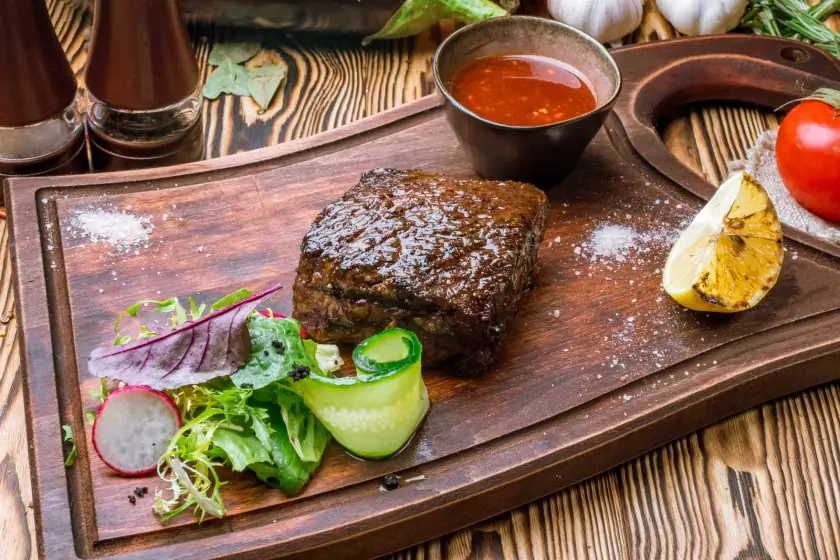 Бургеры с пивом и бизонами: руководство гурмана в Денвере: жареный на гриле стейк из Денвера на доске