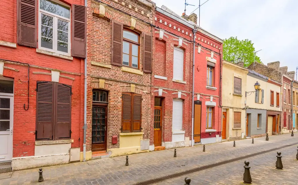 Красочный жилой дом в Амьене, Париже, Франции