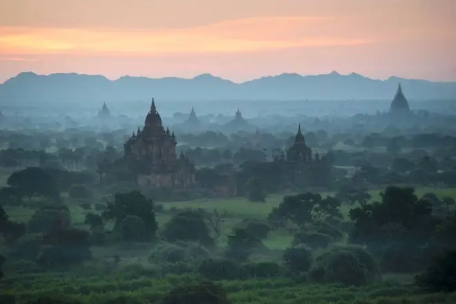 Мьянма / Западная Бирма / Баган / восход солнца из Швезандо