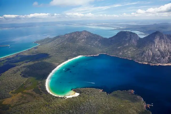 BK8R9M Wineglass Bay и The Hazards, Национальный парк Фрейсине, полуостров Фрейсине, Восточная Тасмания, Австралия - антенна
