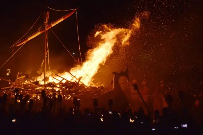Up Helly Aa, фестиваль огня викингов, Шотландия