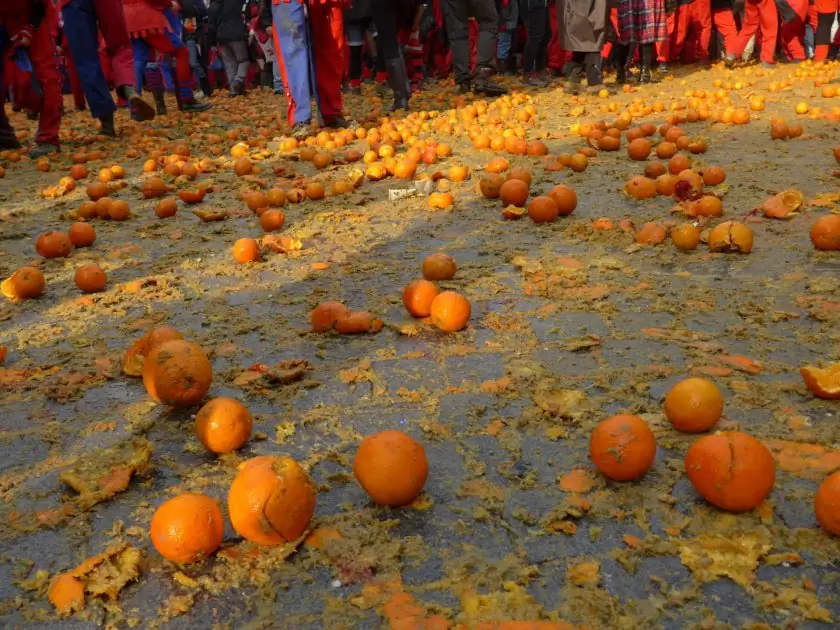 Странные конкурсы по всему миру: фестиваль Orange, Ивреа, Италия