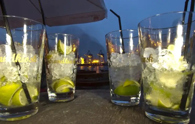 Пляжный бар в Гамбурге, Германия