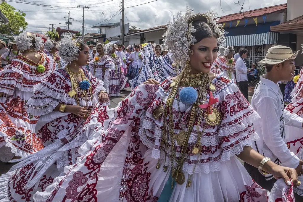 Женщины в национальном платье pollera, Панама Сити, Панама