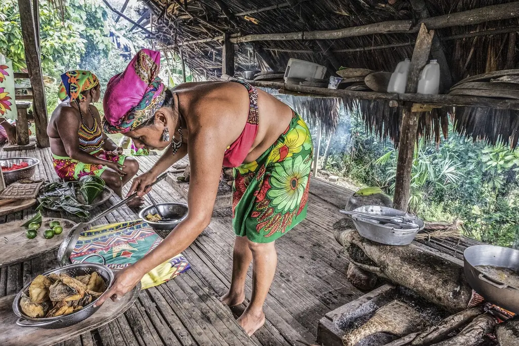 Подготовка рыбы для посетителей сообщества Embera, Панама