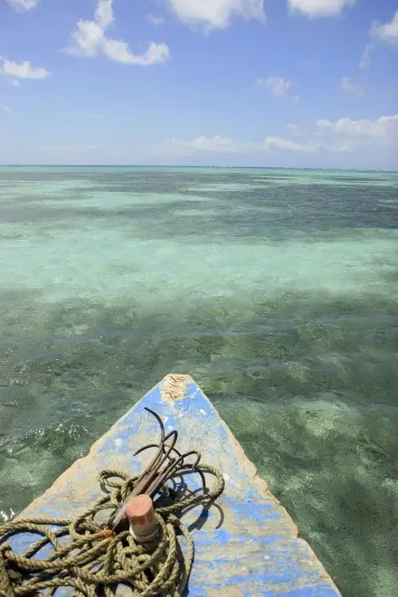 Лук лодки на полупрозрачном море, Тринидад и Тобаго