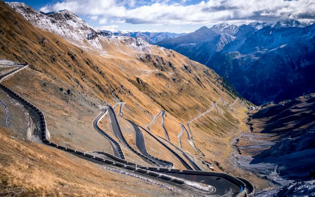На снимках: 15 самых экстремальных трасс в мире: горная дорога Passo Dello Stelvio, Италия На снимках: 15 самых экстремальных трасс в мире: горная дорога Passo Dello Stelvio, Италия