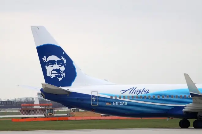 Взлет самолета авиакомпании Alaska Airlines