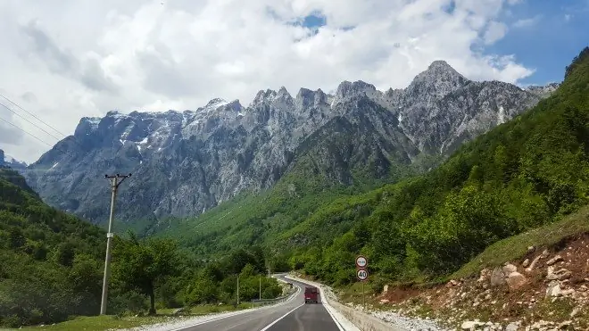 Дорога через Вальбону, Албания