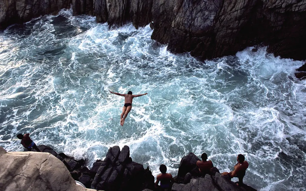 Клифф дайвинг в La Quebrada, Мексика