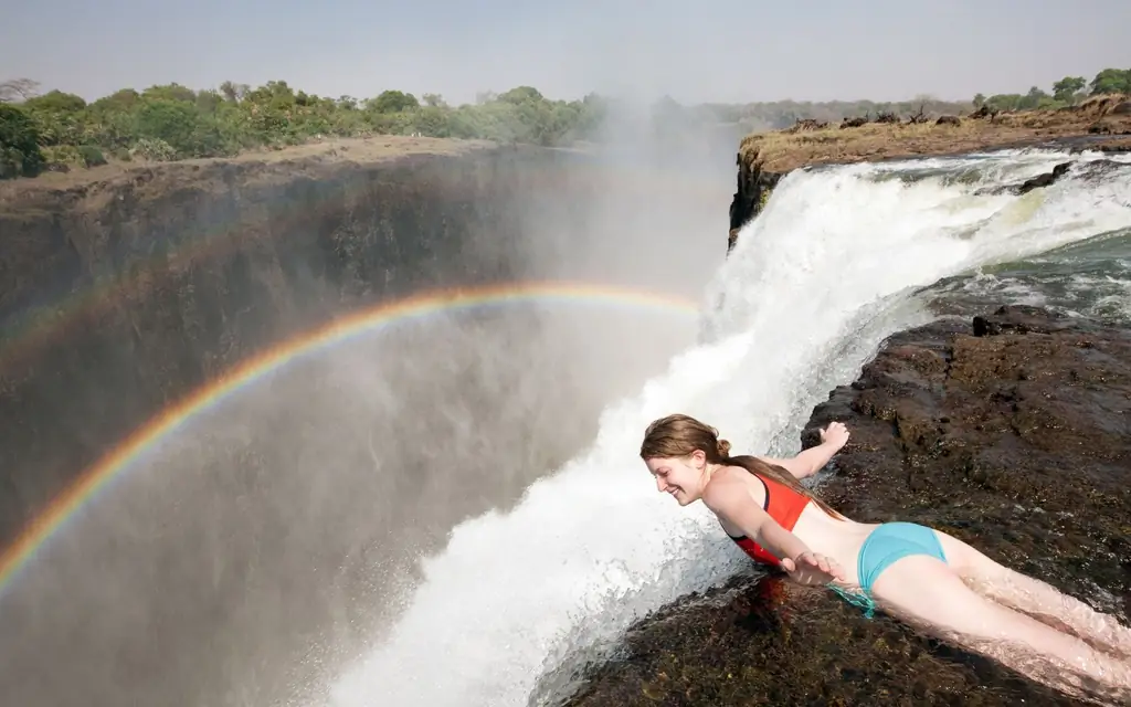 Купание в бассейне Дьявола, водопад Виктория, Замбия