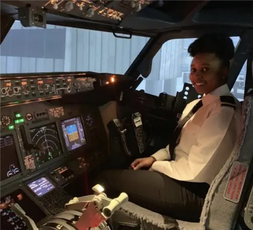 Женщина продает печенье, чтобы собрать деньги на то, чтобы ее племянница стала пилотом