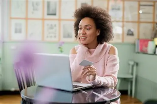 Культовый отель Chateau Marmont в Западном Голливуде продает свитера за 550 долларов, чтобы собрать деньги для сотрудников