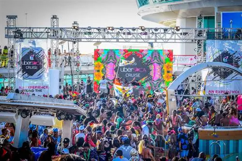 Познакомьтесь с командой, стоящей за круизом Ubersoca Cruise, принадлежащим чернокожим, A.K.A Carnival At Sea
