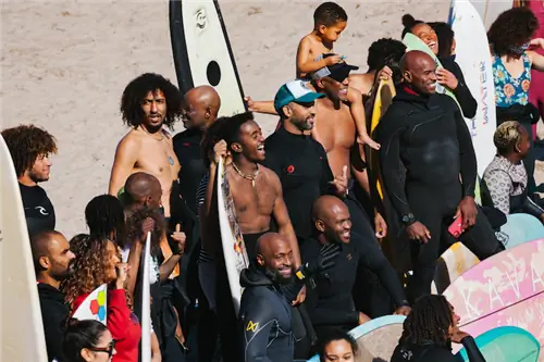 Как коллектив Black Sand Surf приносит расовое равенство на побережье океана
