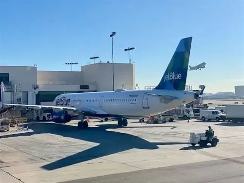 Пассажиры JetBlue застряли в самолете после того, как сотрудники аэропорта «взлетели» на ночь