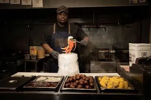 Познакомьтесь с 31-летним человеком, работающим в первом черном ресторане Seafood Boil Бакхеда
