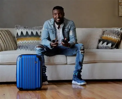 До свидания, сборы за багаж: этот темнокожий мужчина создал ручную кладь, которая превращается в личную сумку