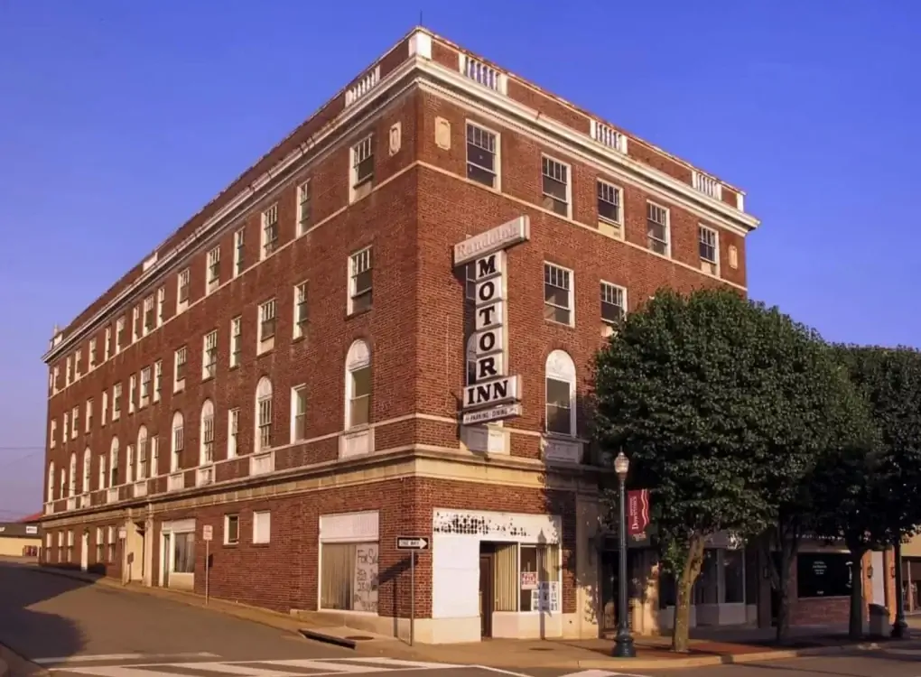 Актер Greenleaf Джулиан Бриттано приобрел новый отель в Вирджинии