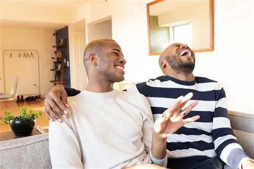 Мужчина забронировал первый класс для себя и своего друга, но заплатил жене за проезд эконом-классом, вызвав дискуссии в социальных сетях