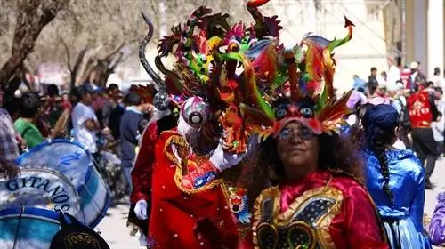 Фестивальный парад в Ла-Тиране