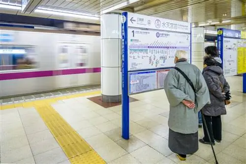 Пожилые люди в токийском метро Пожилые люди в токийском метро