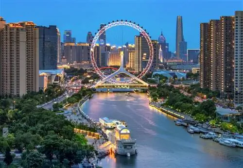 Вид на Тяньцзинь, один из самых густонаселенных городов Китая.