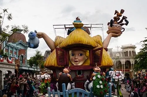 Парад в парижском Диснейленде