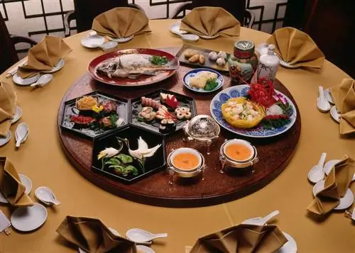Стол с китайской едой