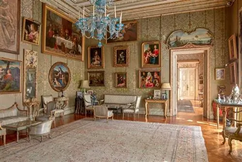 Произведения искусства в Итальянском зале дворца Лирия.