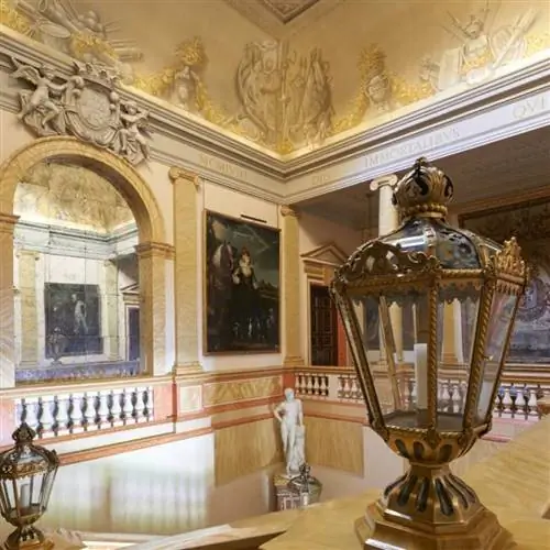 Главная лестница дворца Лирия.